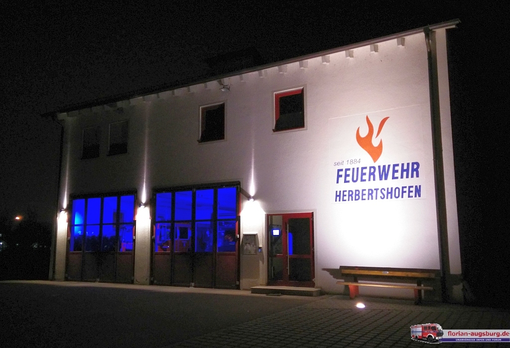 Ger?tehaus FF Herbertshofen bei Nacht